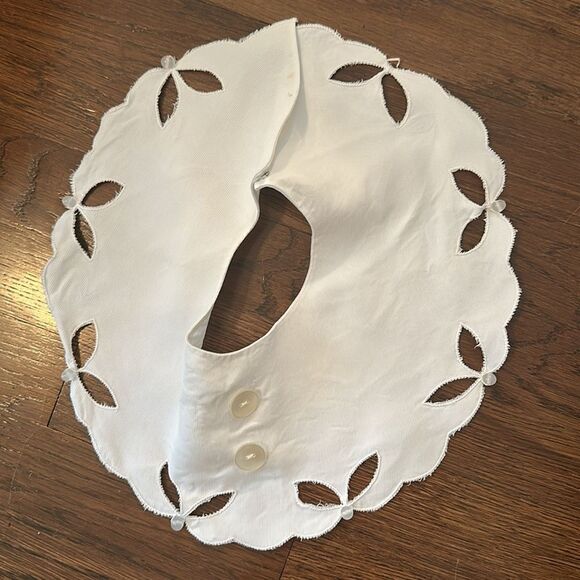 Vintage 60s white rayon scalloped edge collar with button detailing - Picture 6 of 9